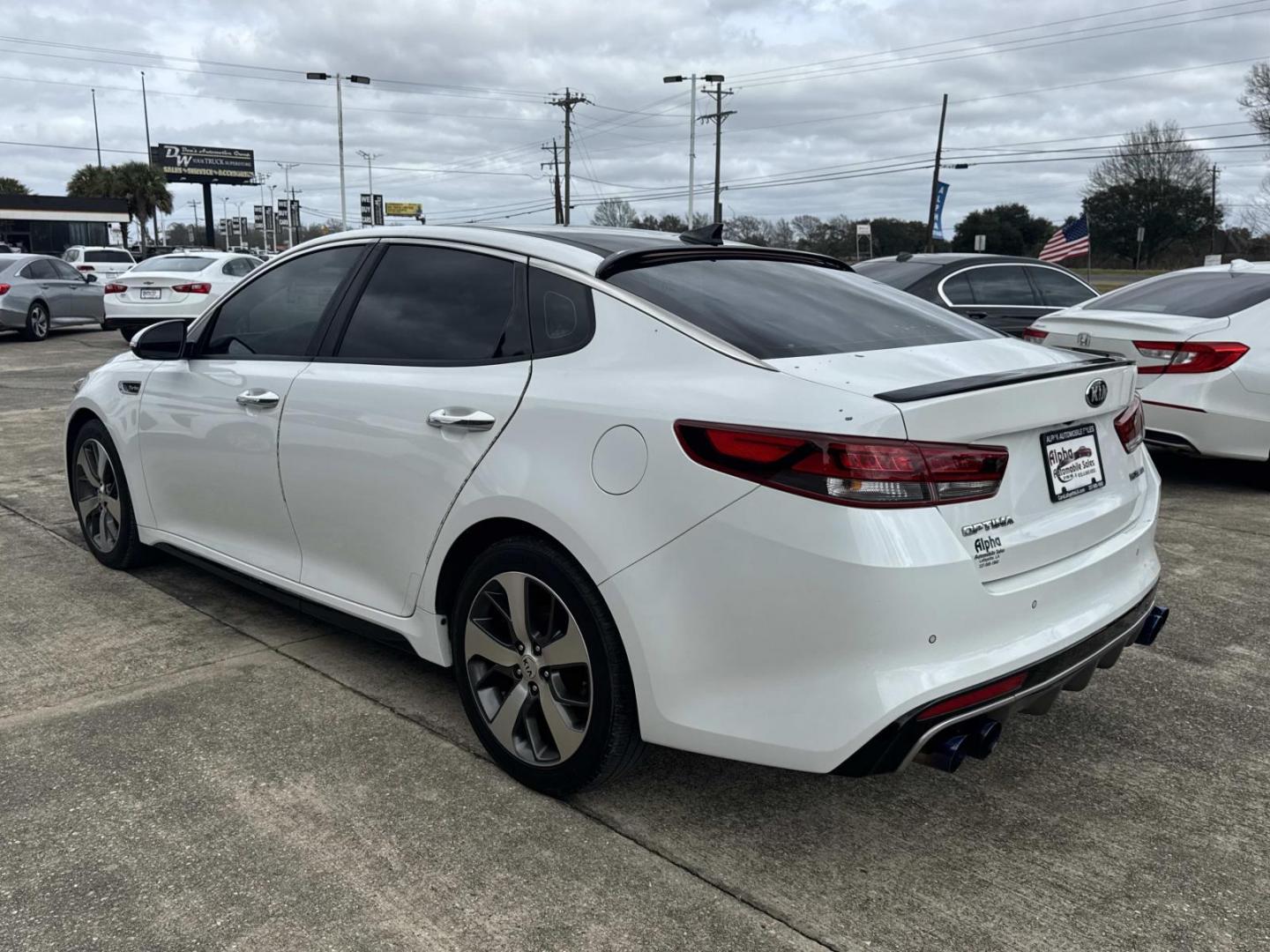 2016 White /Maroon Kia Optima 4dr Sdn SX Turbo (5XXGW4L2XGG) , Automatic transmission, located at 6904 Johnston St., Lafayette, LA, 70503, (337) 988-1960, 30.143589, -92.100601 - Photo#4