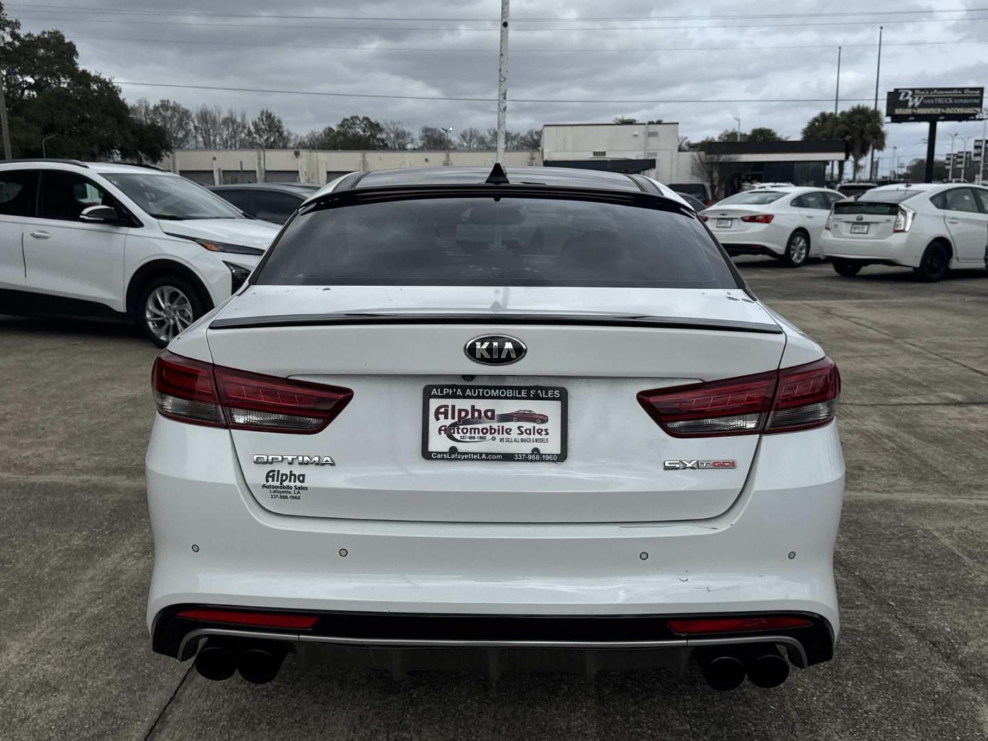 2016 White /Maroon Kia Optima 4dr Sdn SX Turbo (5XXGW4L2XGG) , Automatic transmission, located at 6904 Johnston St., Lafayette, LA, 70503, (337) 988-1960, 30.143589, -92.100601 - Photo#5