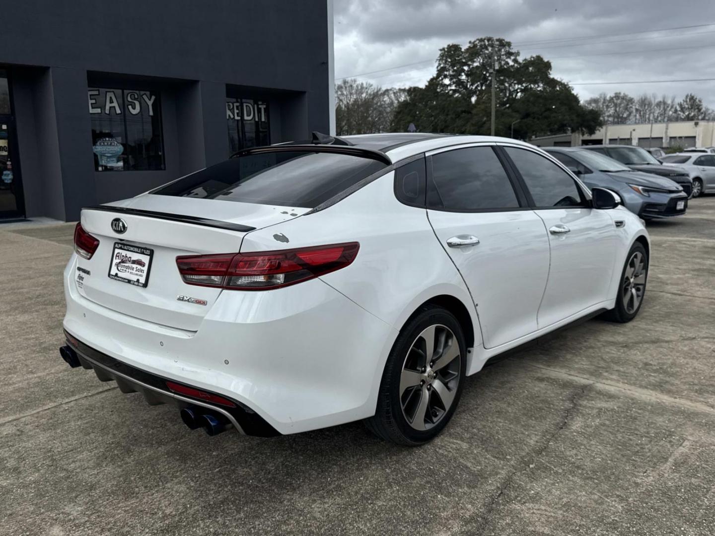2016 White /Maroon Kia Optima 4dr Sdn SX Turbo (5XXGW4L2XGG) , Automatic transmission, located at 6904 Johnston St., Lafayette, LA, 70503, (337) 988-1960, 30.143589, -92.100601 - Photo#6