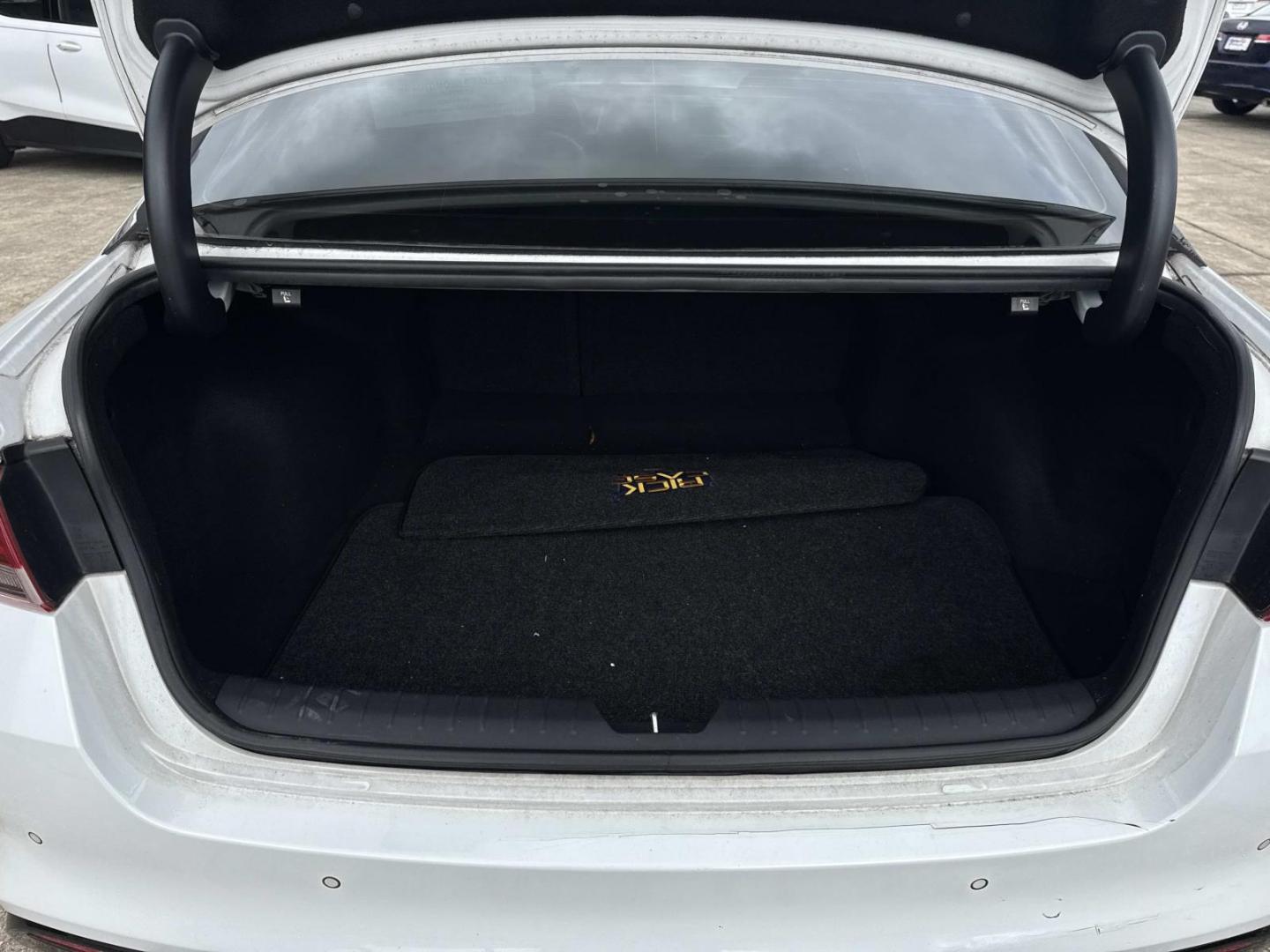 2016 White /Maroon Kia Optima 4dr Sdn SX Turbo (5XXGW4L2XGG) , Automatic transmission, located at 6904 Johnston St., Lafayette, LA, 70503, (337) 988-1960, 30.143589, -92.100601 - Photo#7