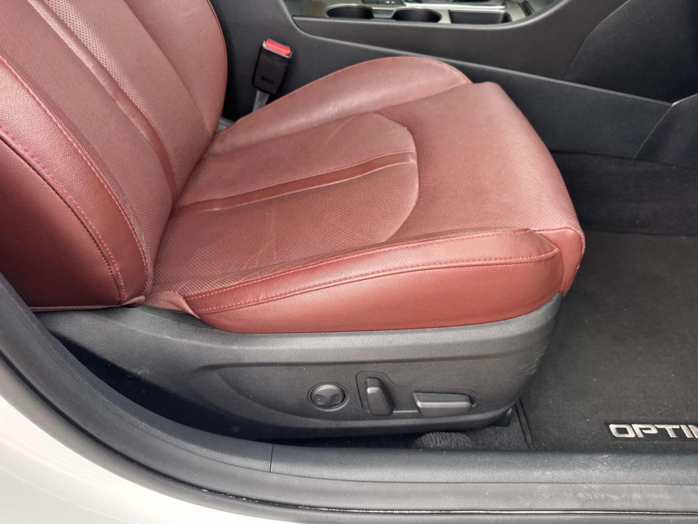 2016 White /Maroon Kia Optima 4dr Sdn SX Turbo (5XXGW4L2XGG) , Automatic transmission, located at 6904 Johnston St., Lafayette, LA, 70503, (337) 988-1960, 30.143589, -92.100601 - Photo#11