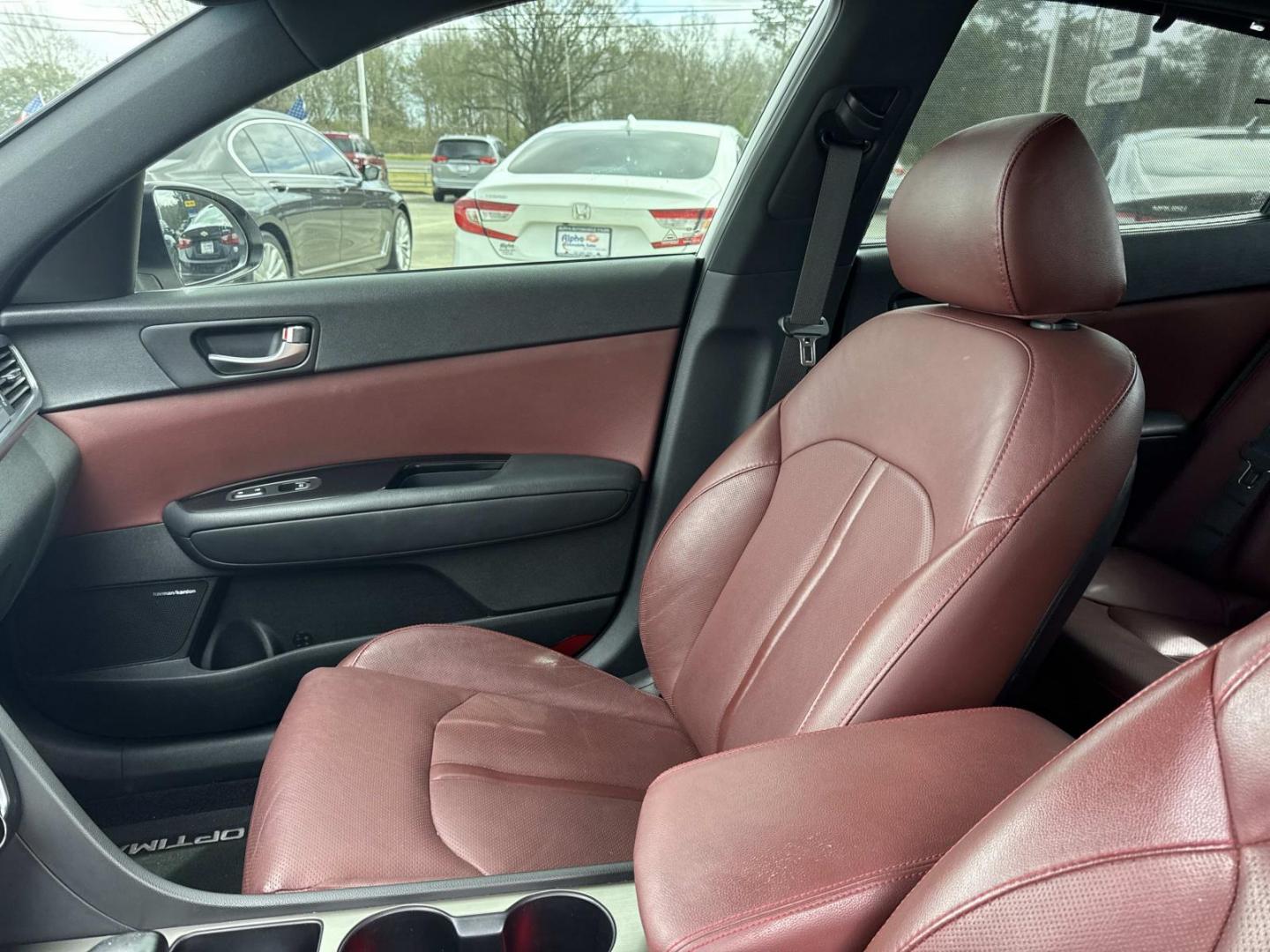 2016 White /Maroon Kia Optima 4dr Sdn SX Turbo (5XXGW4L2XGG) , Automatic transmission, located at 6904 Johnston St., Lafayette, LA, 70503, (337) 988-1960, 30.143589, -92.100601 - Photo#15