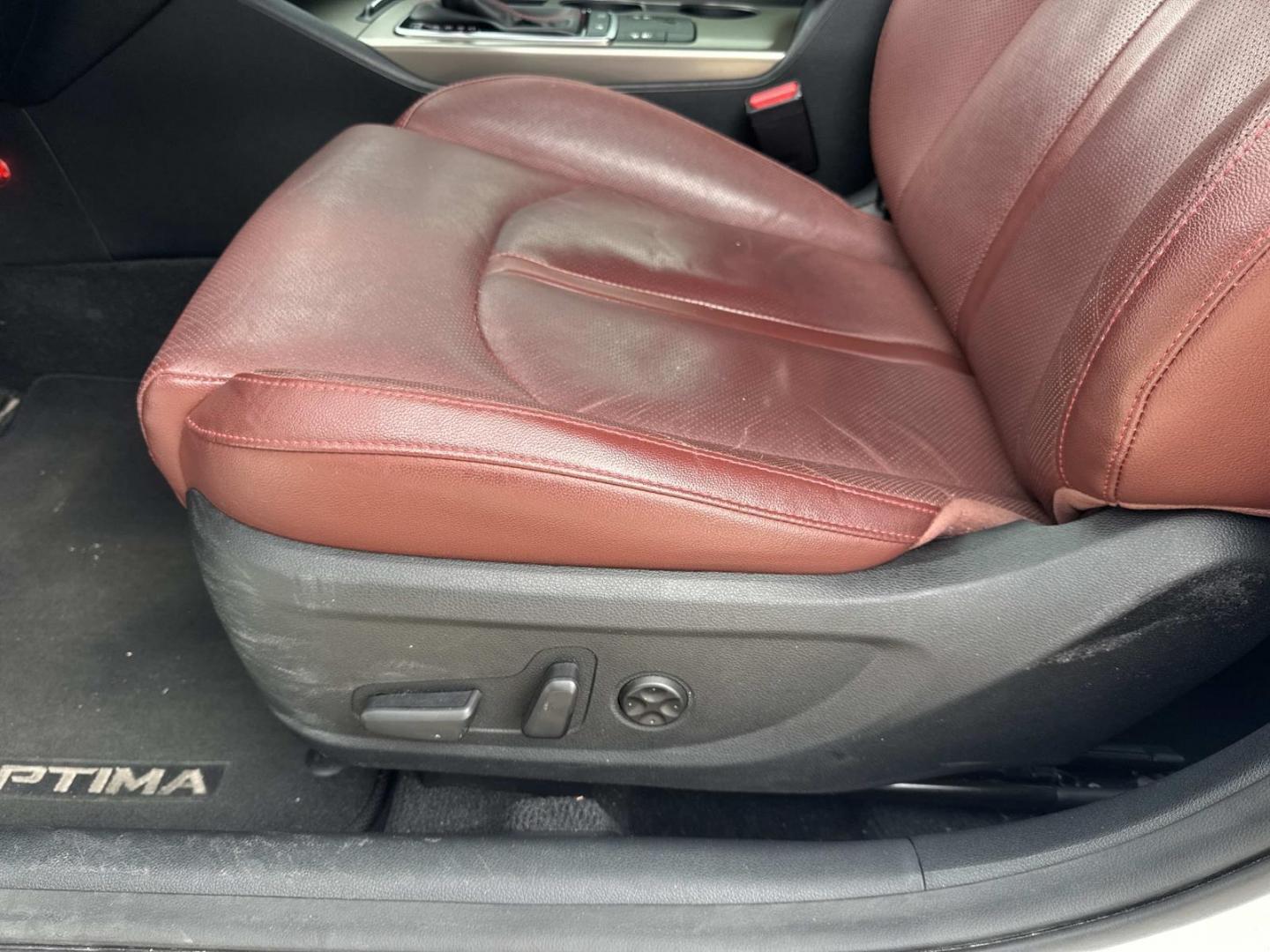 2016 White /Maroon Kia Optima 4dr Sdn SX Turbo (5XXGW4L2XGG) , Automatic transmission, located at 6904 Johnston St., Lafayette, LA, 70503, (337) 988-1960, 30.143589, -92.100601 - Photo#16