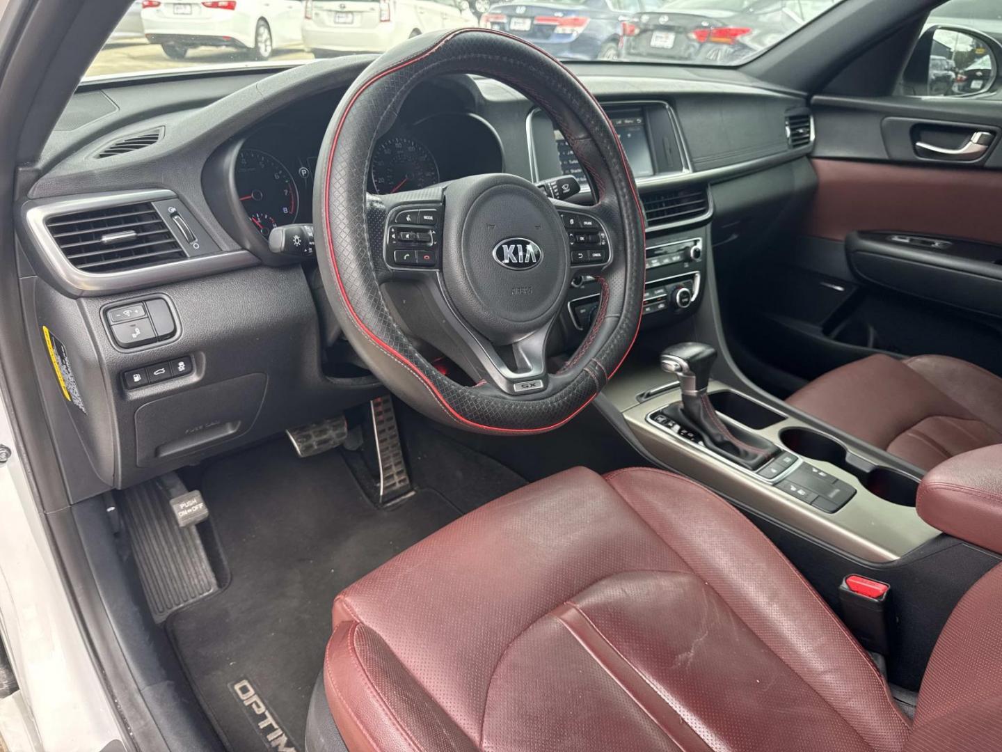 2016 White /Maroon Kia Optima 4dr Sdn SX Turbo (5XXGW4L2XGG) , Automatic transmission, located at 6904 Johnston St., Lafayette, LA, 70503, (337) 988-1960, 30.143589, -92.100601 - Photo#17