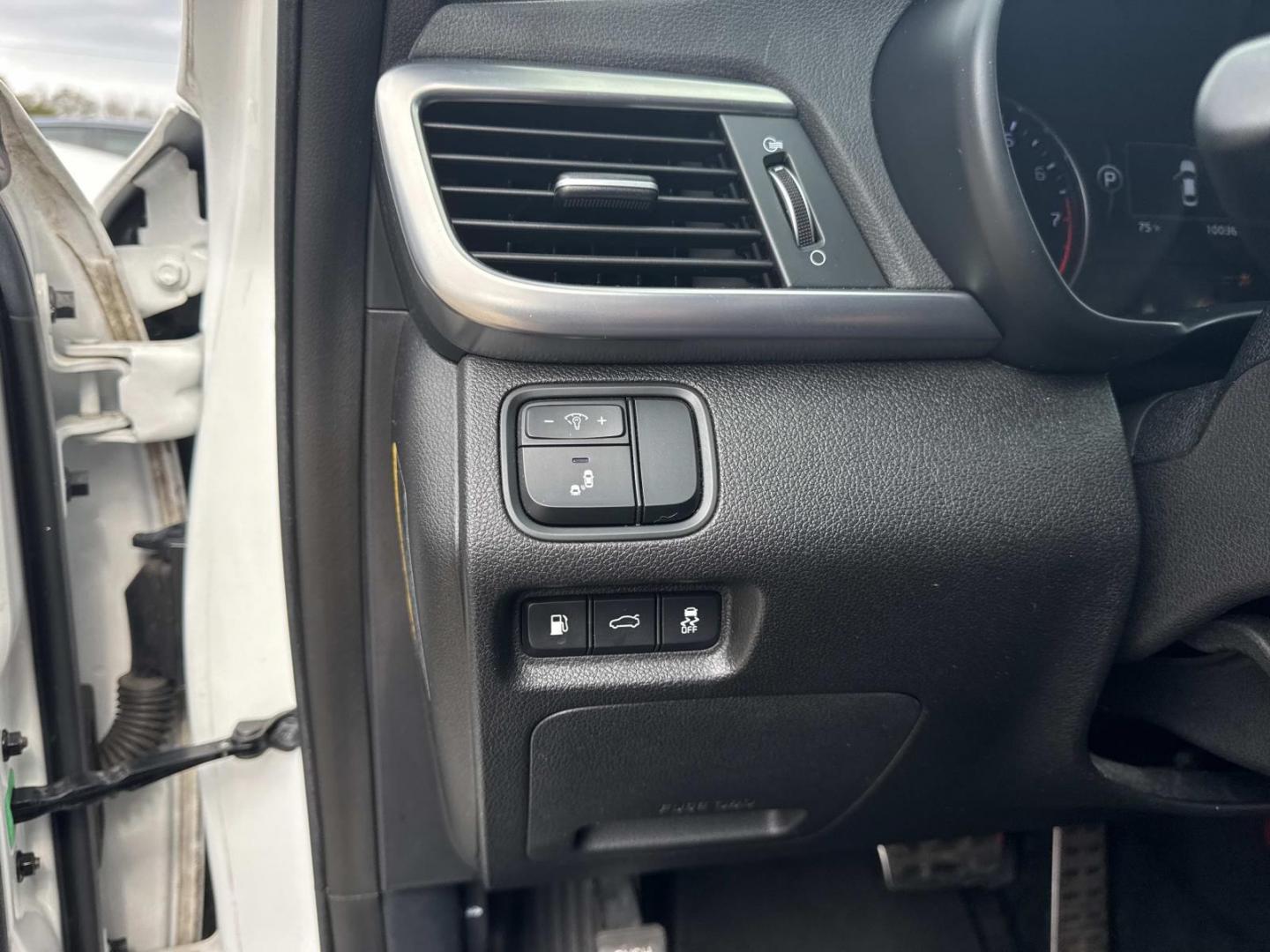 2016 White /Maroon Kia Optima 4dr Sdn SX Turbo (5XXGW4L2XGG) , Automatic transmission, located at 6904 Johnston St., Lafayette, LA, 70503, (337) 988-1960, 30.143589, -92.100601 - Photo#20