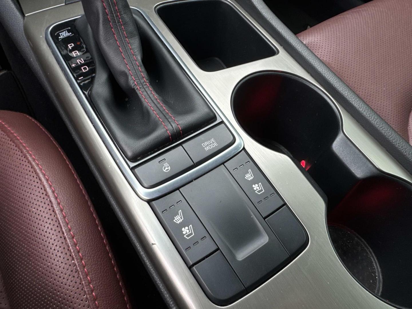 2016 White /Maroon Kia Optima 4dr Sdn SX Turbo (5XXGW4L2XGG) , Automatic transmission, located at 6904 Johnston St., Lafayette, LA, 70503, (337) 988-1960, 30.143589, -92.100601 - Photo#27