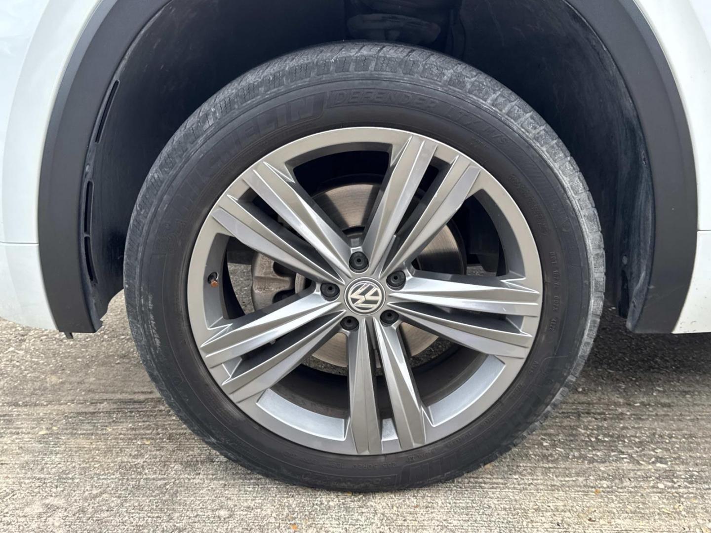 2019 White /Black Volkswagen Atlas 3.6L V6 SEL R-Line FWD (1V2SR2CA1KC) , Automatic transmission, located at 6904 Johnston St., Lafayette, LA, 70503, (337) 988-1960, 30.143589, -92.100601 - Photo#3