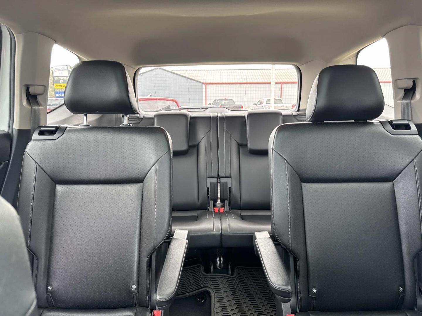 2019 White /Black Volkswagen Atlas 3.6L V6 SEL R-Line FWD (1V2SR2CA1KC) , Automatic transmission, located at 6904 Johnston St., Lafayette, LA, 70503, (337) 988-1960, 30.143589, -92.100601 - Photo#8