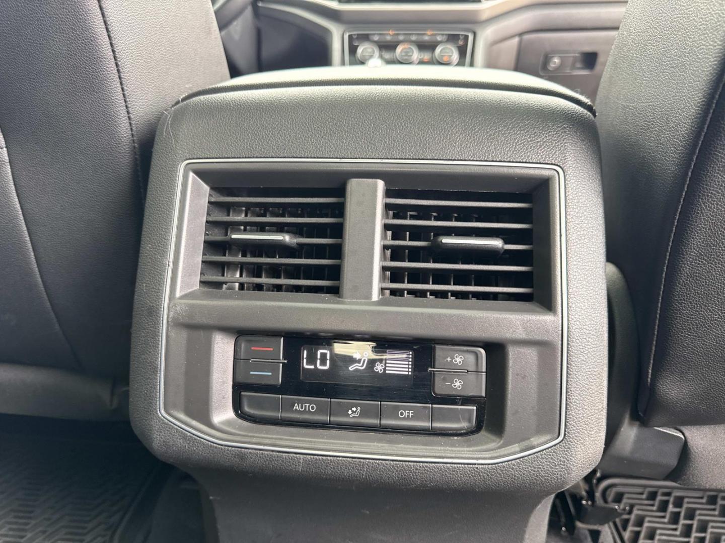 2019 White /Black Volkswagen Atlas 3.6L V6 SEL R-Line FWD (1V2SR2CA1KC) , Automatic transmission, located at 6904 Johnston St., Lafayette, LA, 70503, (337) 988-1960, 30.143589, -92.100601 - Photo#10