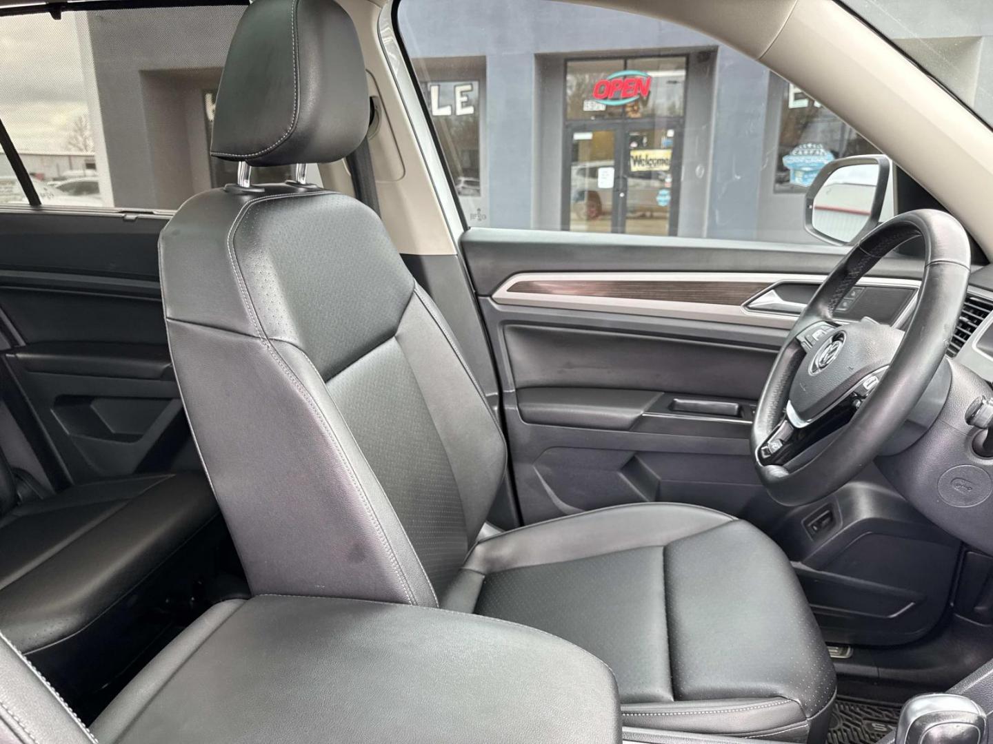 2019 White /Black Volkswagen Atlas 3.6L V6 SEL R-Line FWD (1V2SR2CA1KC) , Automatic transmission, located at 6904 Johnston St., Lafayette, LA, 70503, (337) 988-1960, 30.143589, -92.100601 - Photo#12