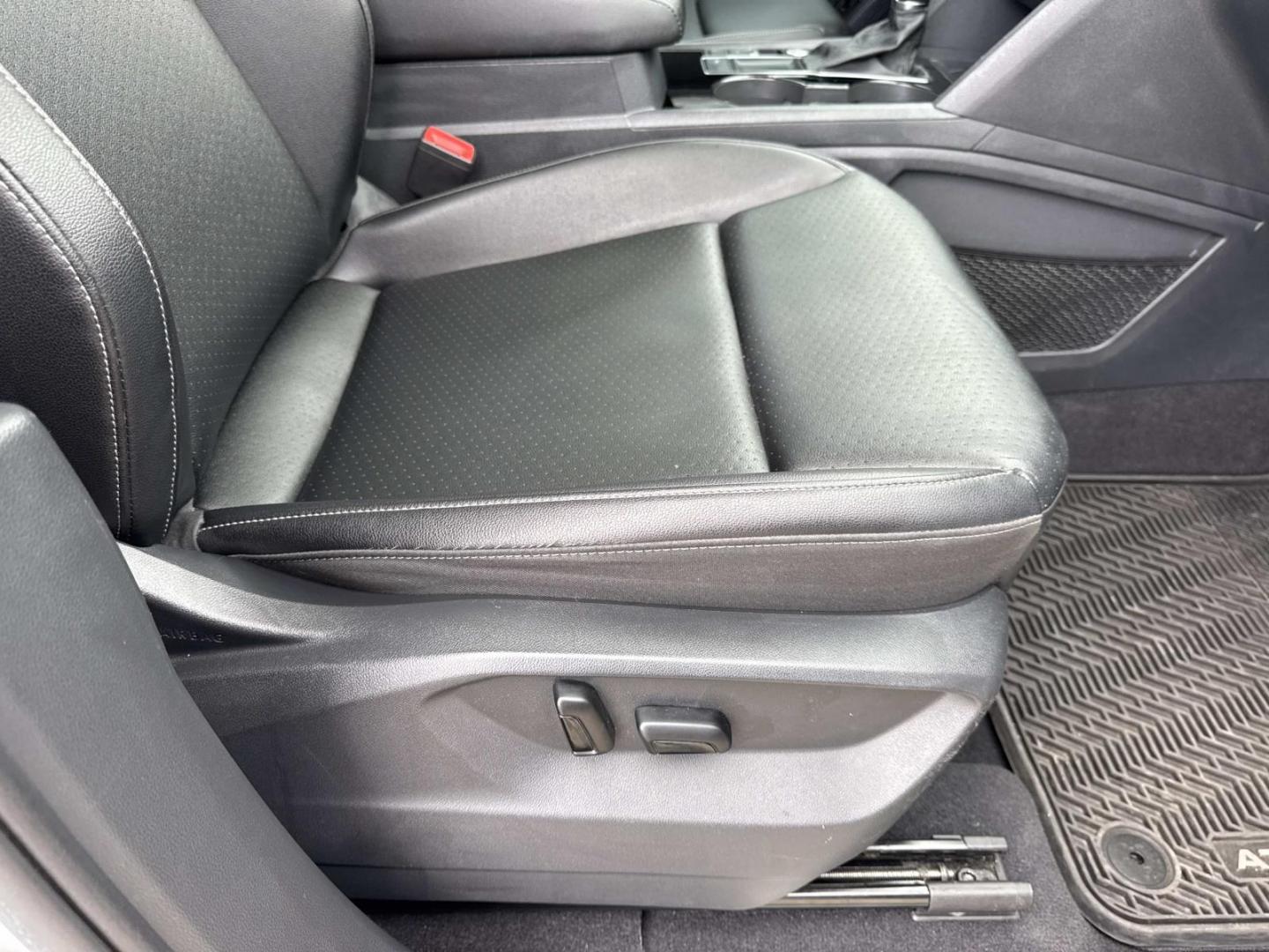 2019 White /Black Volkswagen Atlas 3.6L V6 SEL R-Line FWD (1V2SR2CA1KC) , Automatic transmission, located at 6904 Johnston St., Lafayette, LA, 70503, (337) 988-1960, 30.143589, -92.100601 - Photo#13