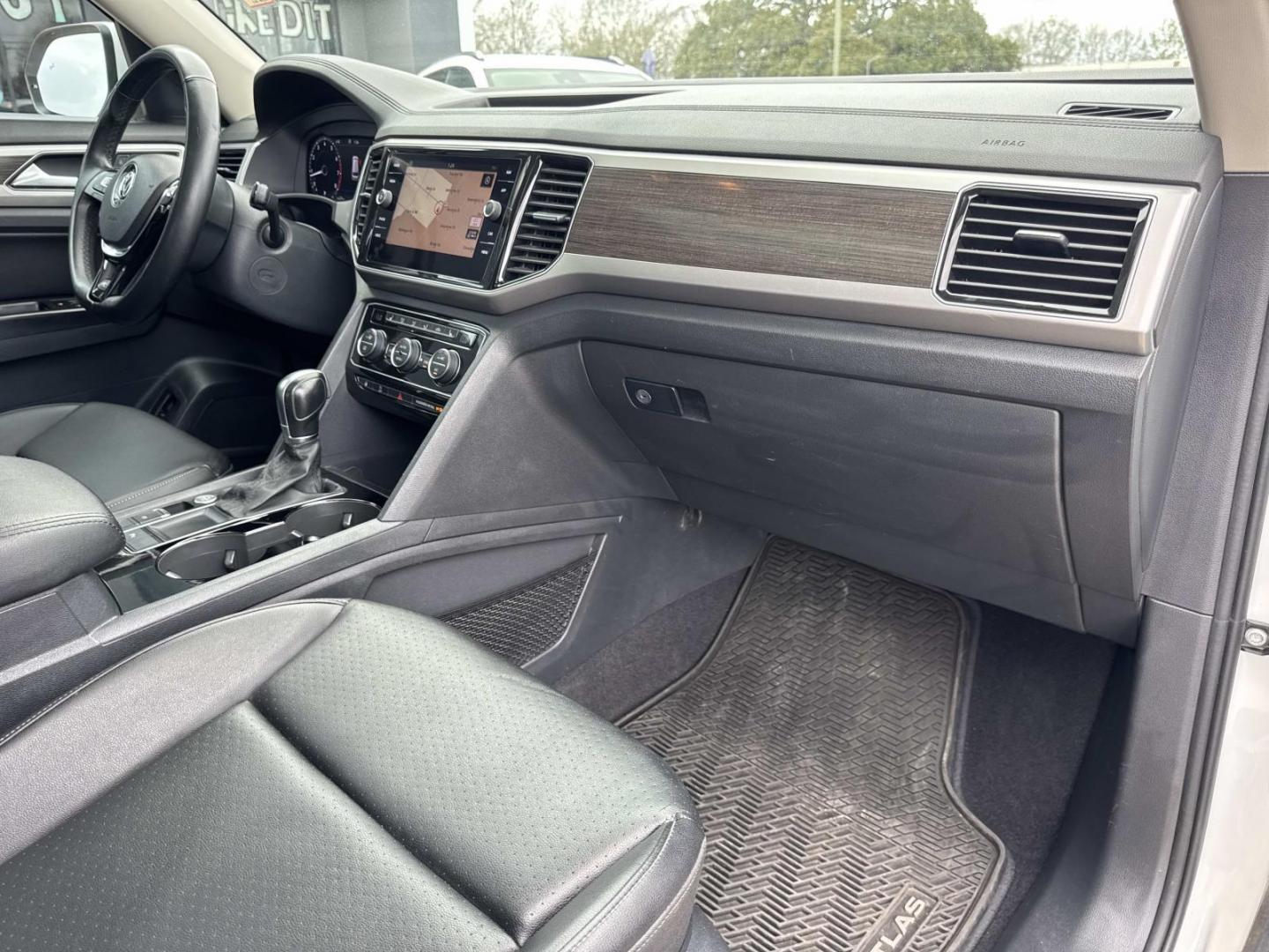 2019 White /Black Volkswagen Atlas 3.6L V6 SEL R-Line FWD (1V2SR2CA1KC) , Automatic transmission, located at 6904 Johnston St., Lafayette, LA, 70503, (337) 988-1960, 30.143589, -92.100601 - Photo#14