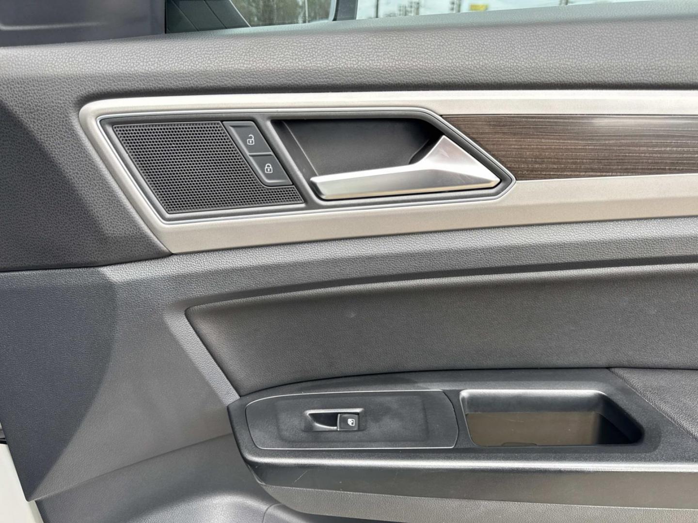 2019 White /Black Volkswagen Atlas 3.6L V6 SEL R-Line FWD (1V2SR2CA1KC) , Automatic transmission, located at 6904 Johnston St., Lafayette, LA, 70503, (337) 988-1960, 30.143589, -92.100601 - Photo#16