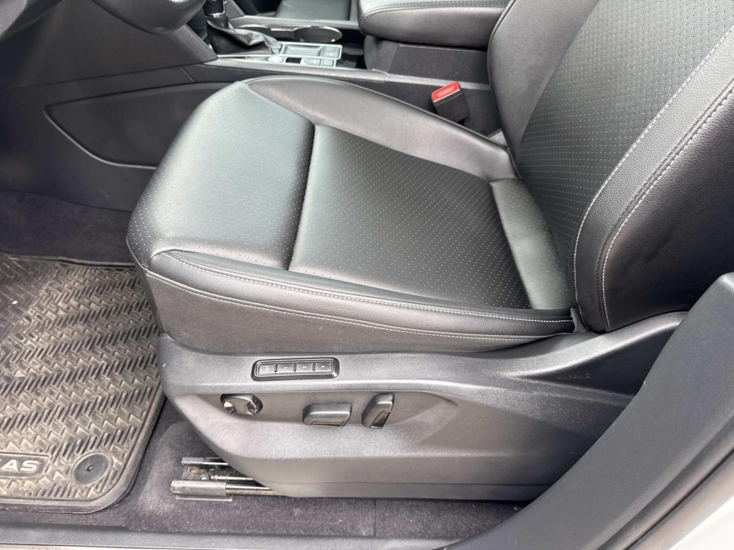 2019 White /Black Volkswagen Atlas 3.6L V6 SEL R-Line FWD (1V2SR2CA1KC) , Automatic transmission, located at 6904 Johnston St., Lafayette, LA, 70503, (337) 988-1960, 30.143589, -92.100601 - Photo#18