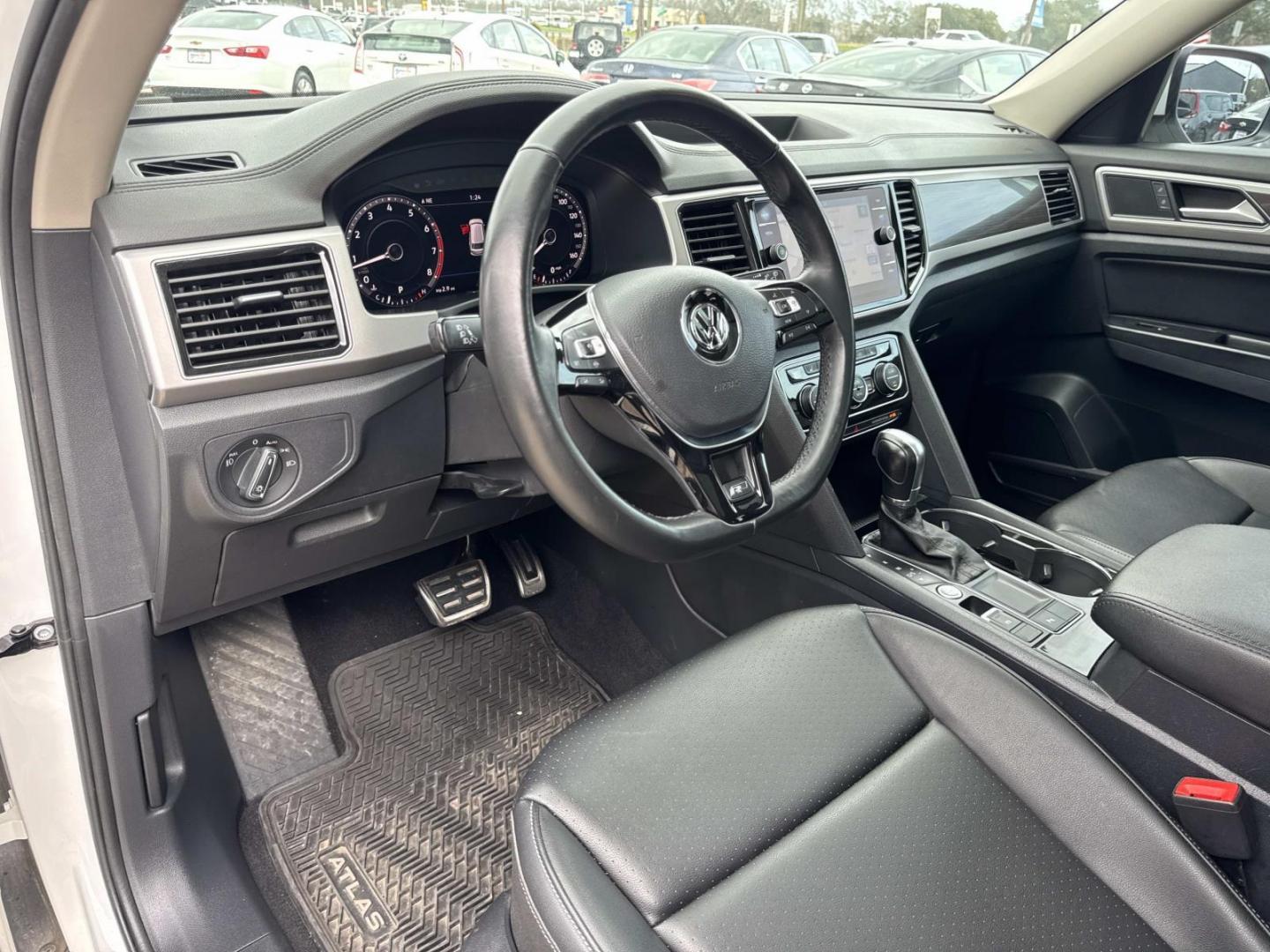 2019 White /Black Volkswagen Atlas 3.6L V6 SEL R-Line FWD (1V2SR2CA1KC) , Automatic transmission, located at 6904 Johnston St., Lafayette, LA, 70503, (337) 988-1960, 30.143589, -92.100601 - Photo#19
