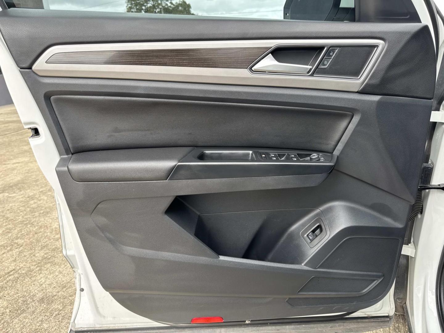 2019 White /Black Volkswagen Atlas 3.6L V6 SEL R-Line FWD (1V2SR2CA1KC) , Automatic transmission, located at 6904 Johnston St., Lafayette, LA, 70503, (337) 988-1960, 30.143589, -92.100601 - Photo#20