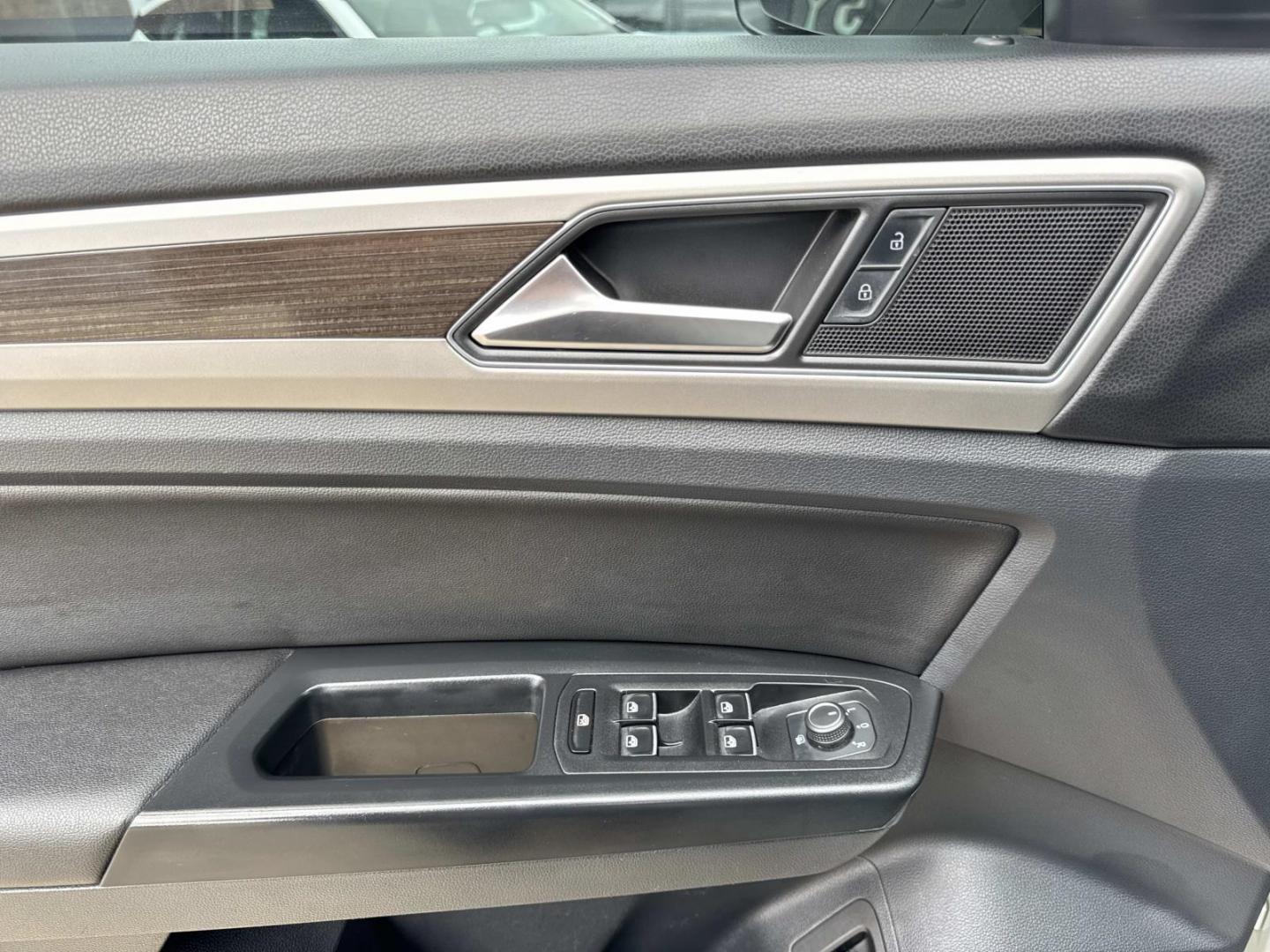 2019 White /Black Volkswagen Atlas 3.6L V6 SEL R-Line FWD (1V2SR2CA1KC) , Automatic transmission, located at 6904 Johnston St., Lafayette, LA, 70503, (337) 988-1960, 30.143589, -92.100601 - Photo#21