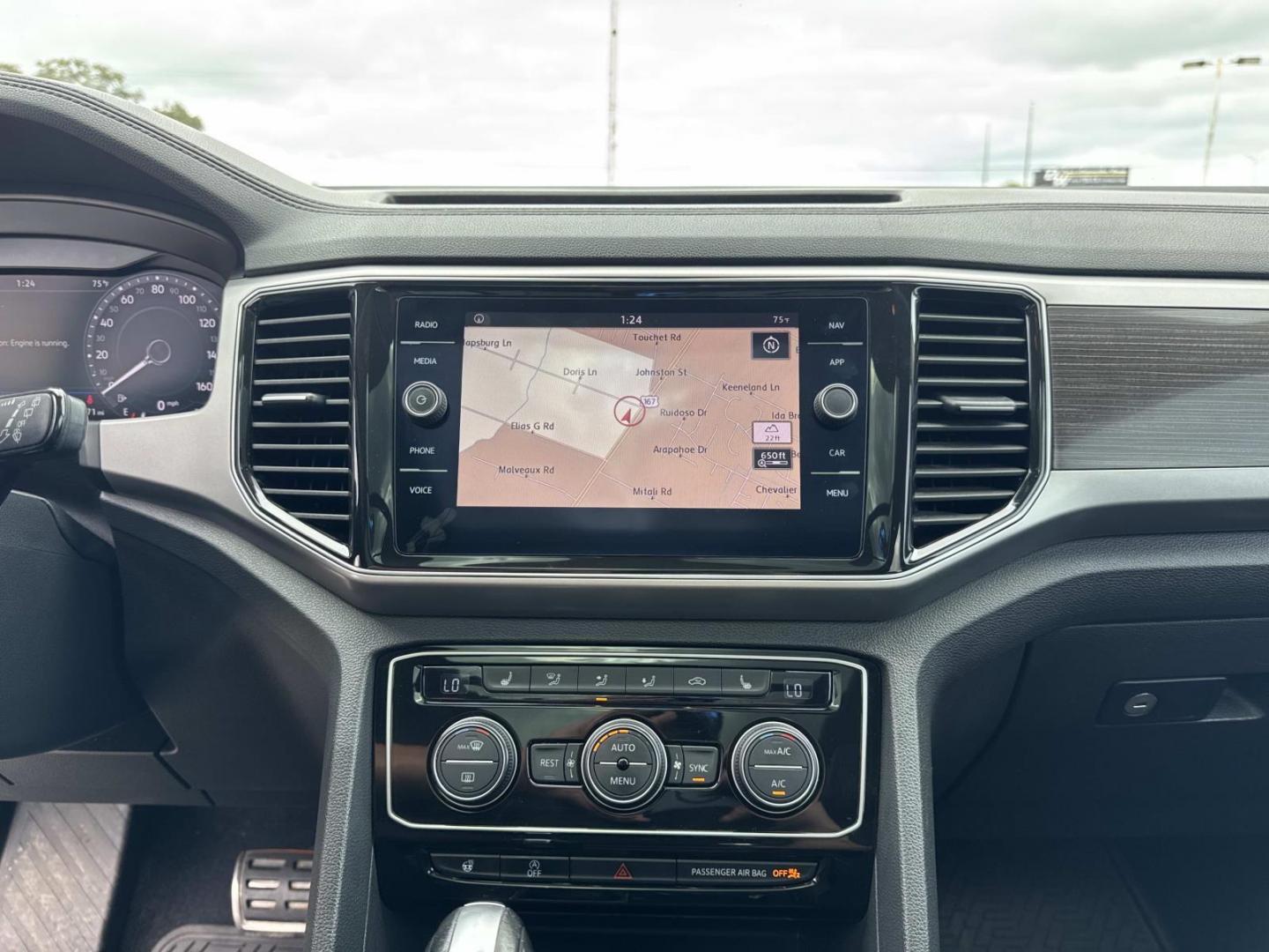 2019 White /Black Volkswagen Atlas 3.6L V6 SEL R-Line FWD (1V2SR2CA1KC) , Automatic transmission, located at 6904 Johnston St., Lafayette, LA, 70503, (337) 988-1960, 30.143589, -92.100601 - Photo#26