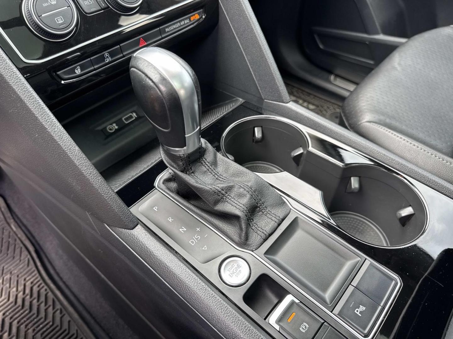 2019 White /Black Volkswagen Atlas 3.6L V6 SEL R-Line FWD (1V2SR2CA1KC) , Automatic transmission, located at 6904 Johnston St., Lafayette, LA, 70503, (337) 988-1960, 30.143589, -92.100601 - Photo#28