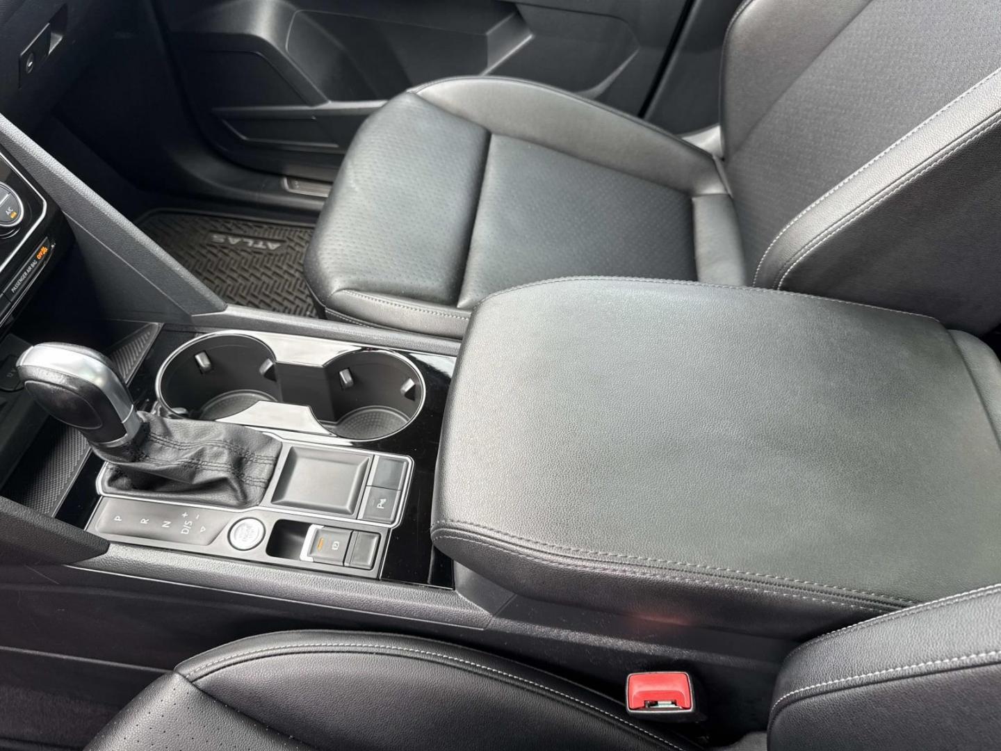 2019 White /Black Volkswagen Atlas 3.6L V6 SEL R-Line FWD (1V2SR2CA1KC) , Automatic transmission, located at 6904 Johnston St., Lafayette, LA, 70503, (337) 988-1960, 30.143589, -92.100601 - Photo#30