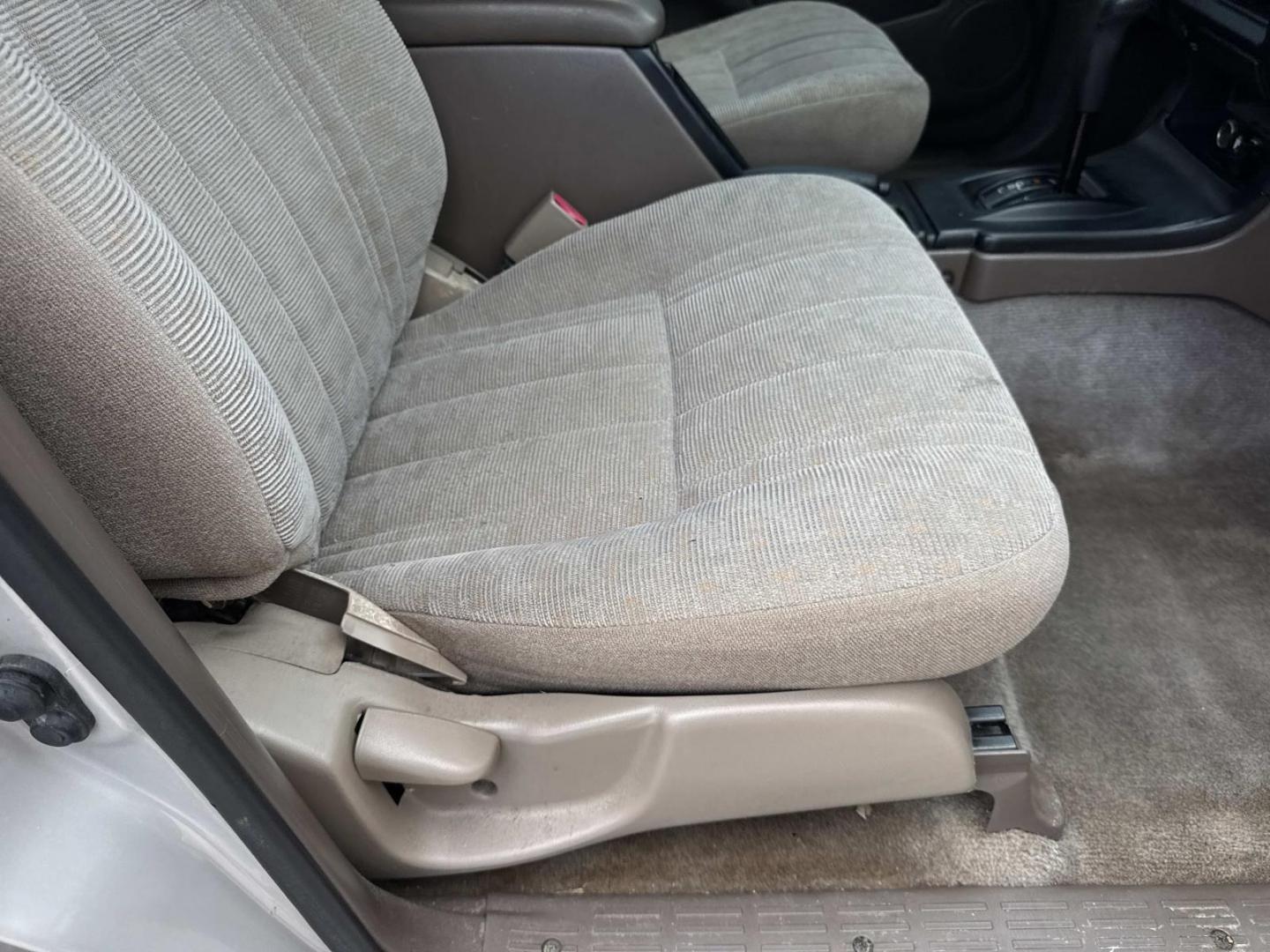 2000 Silver /Gray Toyota 4Runner 4dr Auto (JT3GM84R0Y0) , Automatic transmission, located at 6904 Johnston St., Lafayette, LA, 70503, (337) 988-1960, 30.143589, -92.100601 - Photo#11