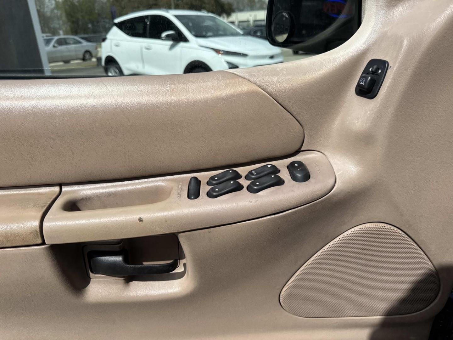 2001 Blue /Tan Ford Explorer 4dr 112 WB XLS (1FMZU62E41Z) , Automatic transmission, located at 6904 Johnston St., Lafayette, LA, 70503, (337) 988-1960, 30.143589, -92.100601 - Photo#18