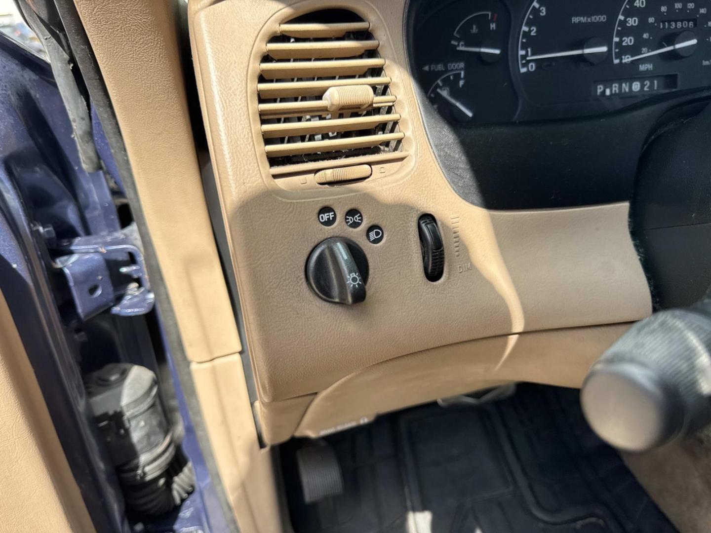 2001 Blue /Tan Ford Explorer 4dr 112 WB XLS (1FMZU62E41Z) , Automatic transmission, located at 6904 Johnston St., Lafayette, LA, 70503, (337) 988-1960, 30.143589, -92.100601 - Photo#19