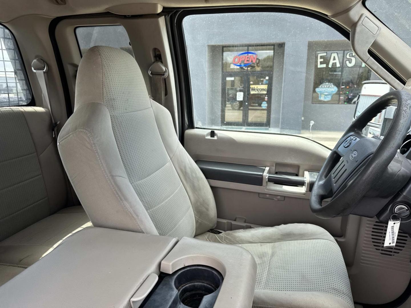 2008 Gray /Tan Ford Super Duty F-350 SRW 4WD SuperCab 142 XL (1FTWX31R98E) , Automatic transmission, located at 6904 Johnston St., Lafayette, LA, 70503, (337) 988-1960, 30.143589, -92.100601 - Drives great, Well kept. Nicely maintained. - Photo#9