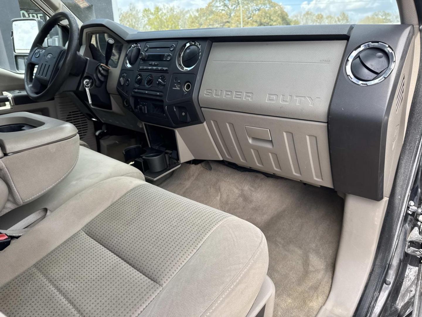 2008 Gray /Tan Ford Super Duty F-350 SRW 4WD SuperCab 142 XL (1FTWX31R98E) , Automatic transmission, located at 6904 Johnston St., Lafayette, LA, 70503, (337) 988-1960, 30.143589, -92.100601 - Drives great, Well kept. Nicely maintained. - Photo#11