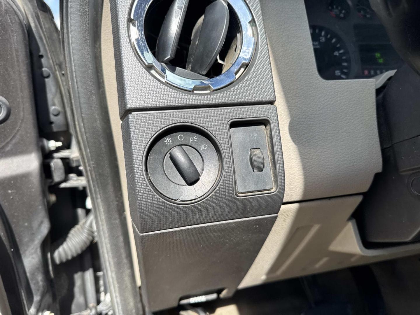 2008 Gray /Tan Ford Super Duty F-350 SRW 4WD SuperCab 142 XL (1FTWX31R98E) , Automatic transmission, located at 6904 Johnston St., Lafayette, LA, 70503, (337) 988-1960, 30.143589, -92.100601 - Drives great, Well kept. Nicely maintained. - Photo#19