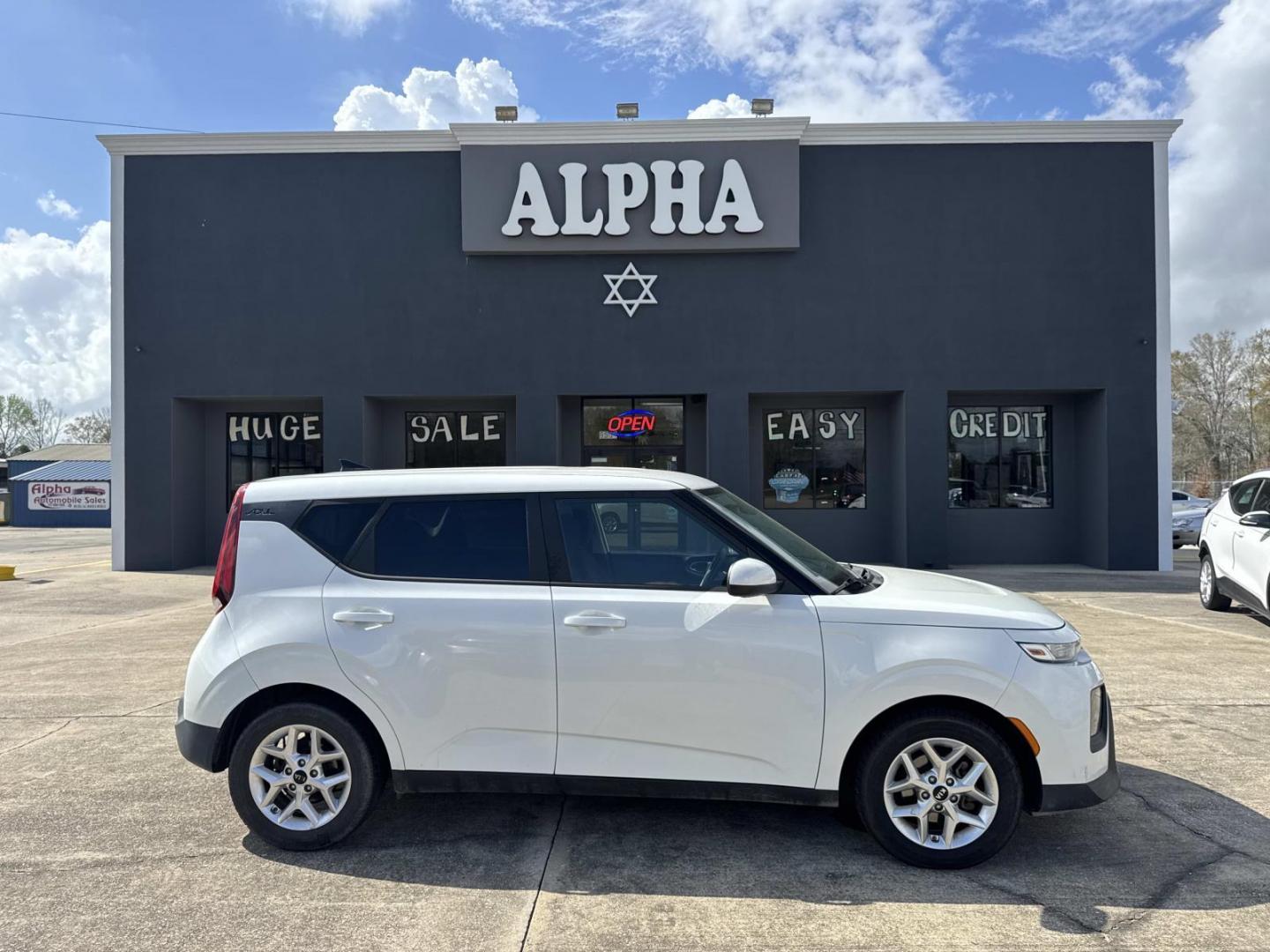 2021 White /Black/Gray Kia Soul S IVT (KNDJ23AUXM7) , Automatic transmission, located at 6904 Johnston St., Lafayette, LA, 70503, (337) 988-1960, 30.143589, -92.100601 - Photo#0