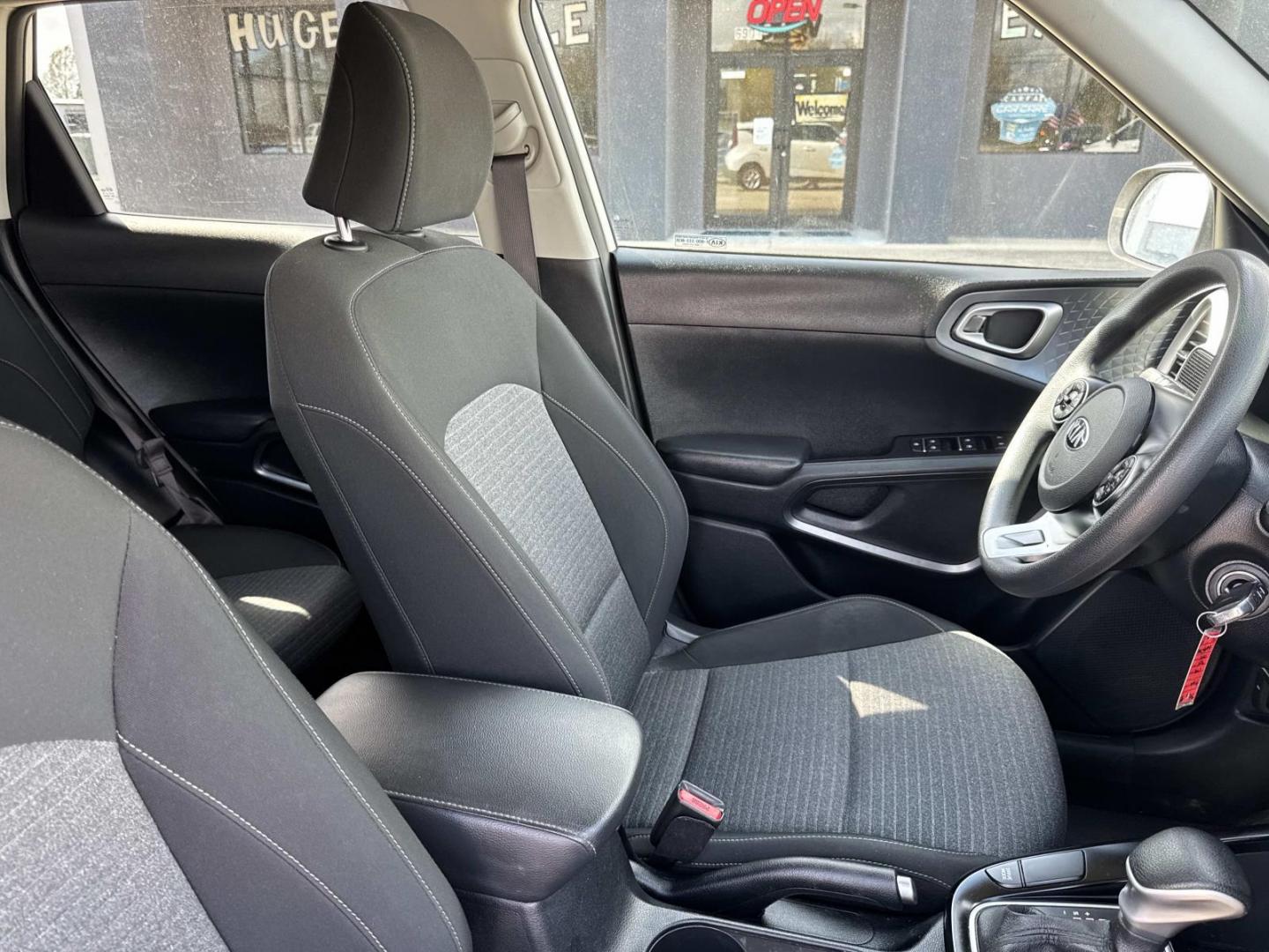 2021 White /Black/Gray Kia Soul S IVT (KNDJ23AUXM7) , Automatic transmission, located at 6904 Johnston St., Lafayette, LA, 70503, (337) 988-1960, 30.143589, -92.100601 - Photo#9