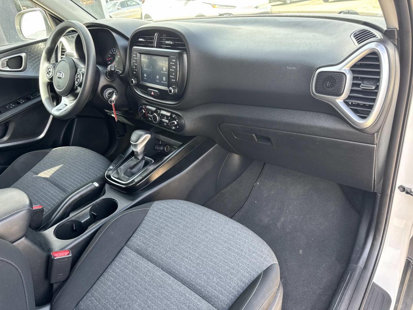 2021 White /Black/Gray Kia Soul S IVT (KNDJ23AUXM7) , Automatic transmission, located at 6904 Johnston St., Lafayette, LA, 70503, (337) 988-1960, 30.143589, -92.100601 - Photo#11