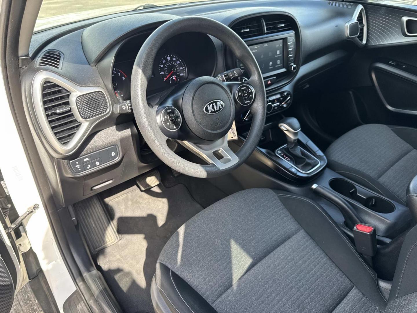 2021 White /Black/Gray Kia Soul S IVT (KNDJ23AUXM7) , Automatic transmission, located at 6904 Johnston St., Lafayette, LA, 70503, (337) 988-1960, 30.143589, -92.100601 - Photo#16