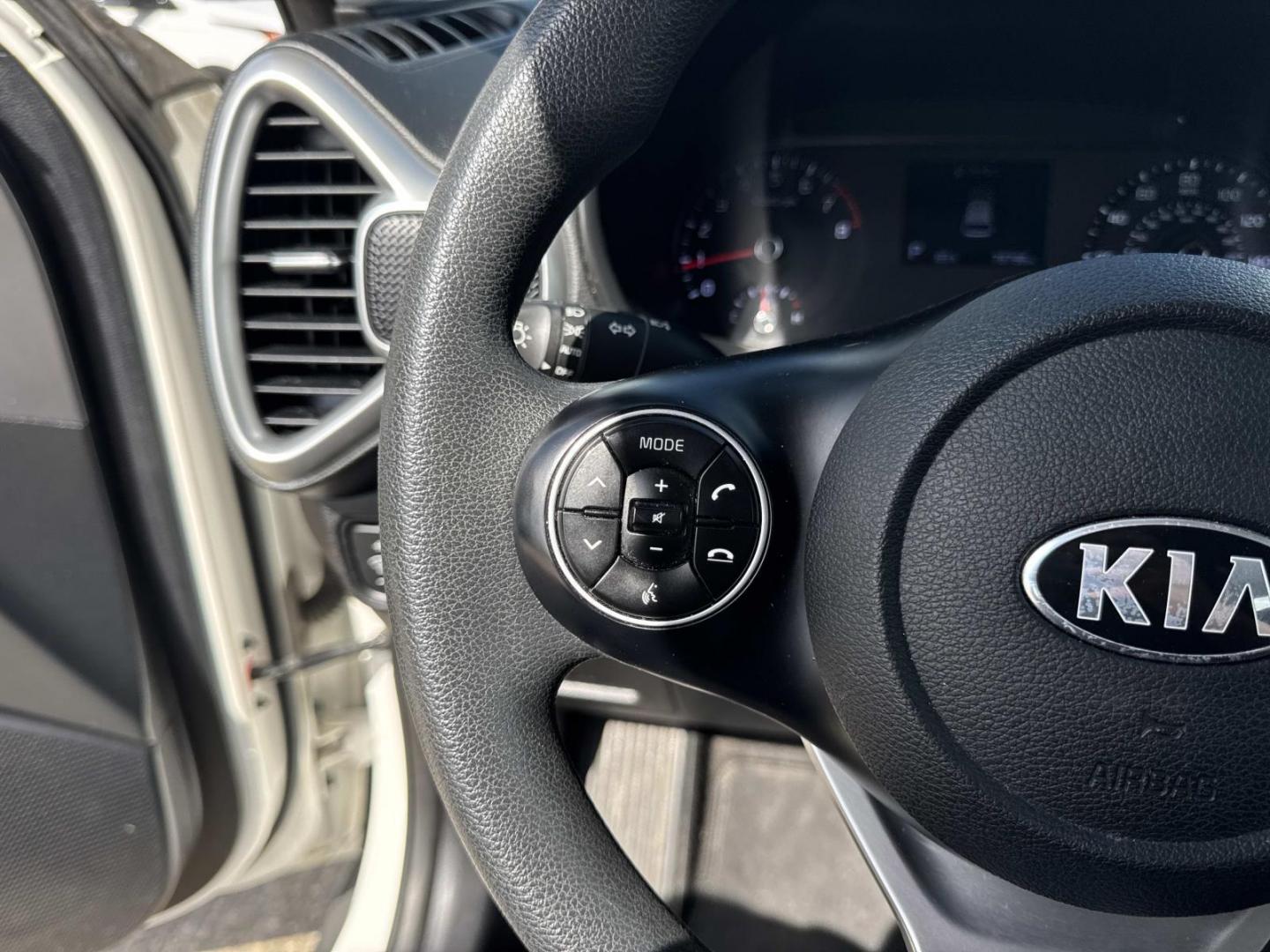 2021 White /Black/Gray Kia Soul S IVT (KNDJ23AUXM7) , Automatic transmission, located at 6904 Johnston St., Lafayette, LA, 70503, (337) 988-1960, 30.143589, -92.100601 - Photo#21