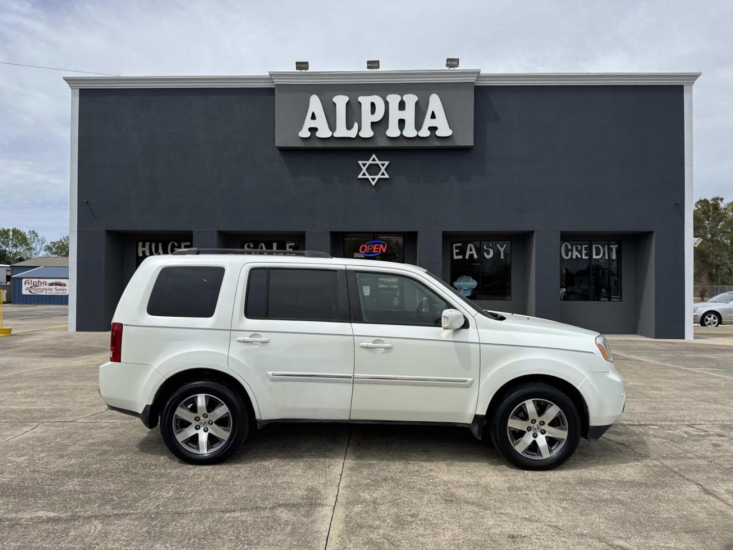 2013 White /Black Honda Pilot 2WD 4dr Touring w/RES and Navi (5FNYF3H94DB) , Automatic transmission, located at 6904 Johnston St., Lafayette, LA, 70503, (337) 988-1960, 30.143589, -92.100601 - Photo#0