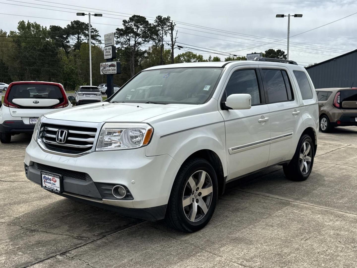 2013 White /Black Honda Pilot 2WD 4dr Touring w/RES and Navi (5FNYF3H94DB) , Automatic transmission, located at 6904 Johnston St., Lafayette, LA, 70503, (337) 988-1960, 30.143589, -92.100601 - Photo#2