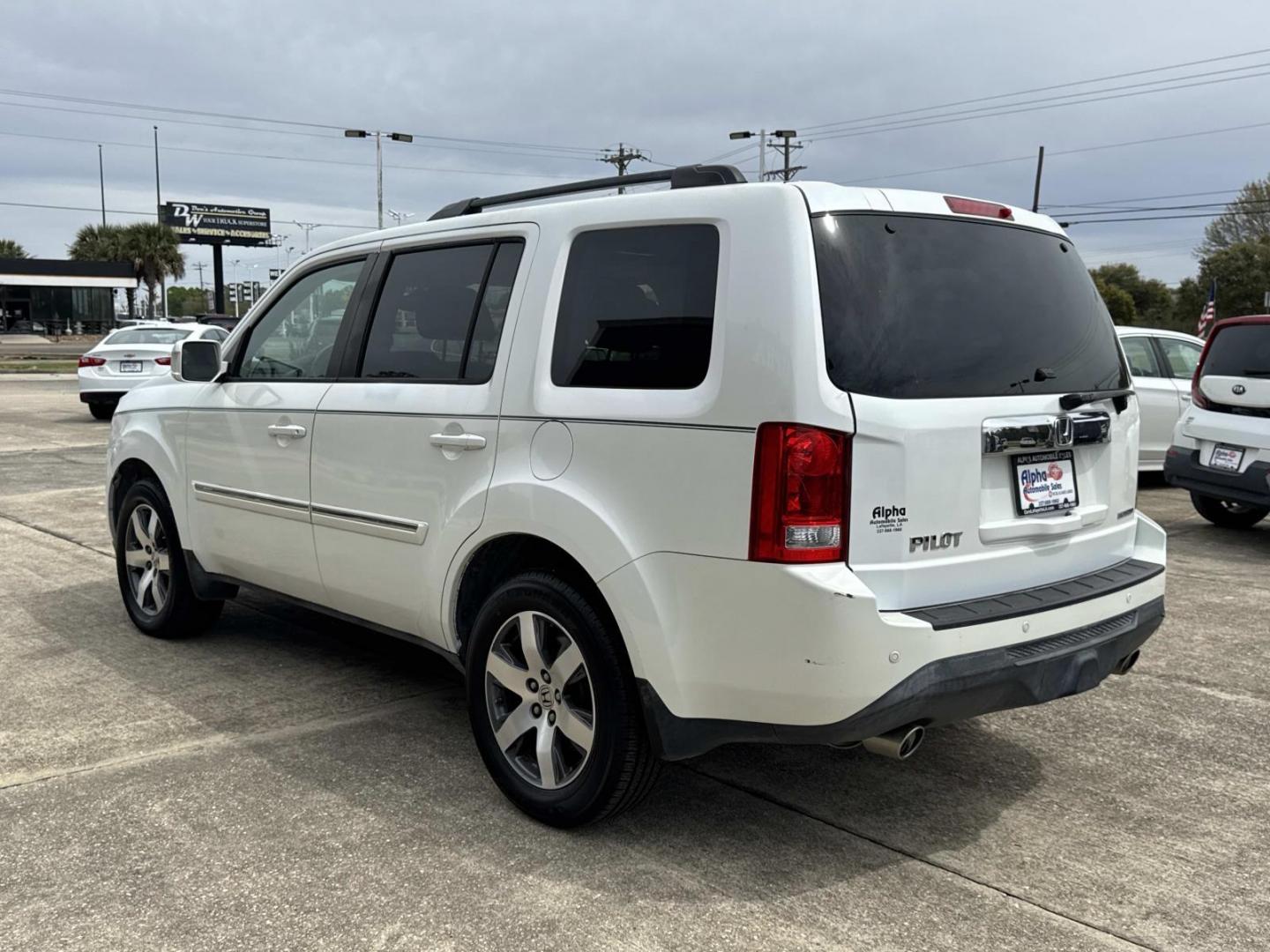 2013 White /Black Honda Pilot 2WD 4dr Touring w/RES and Navi (5FNYF3H94DB) , Automatic transmission, located at 6904 Johnston St., Lafayette, LA, 70503, (337) 988-1960, 30.143589, -92.100601 - Photo#4