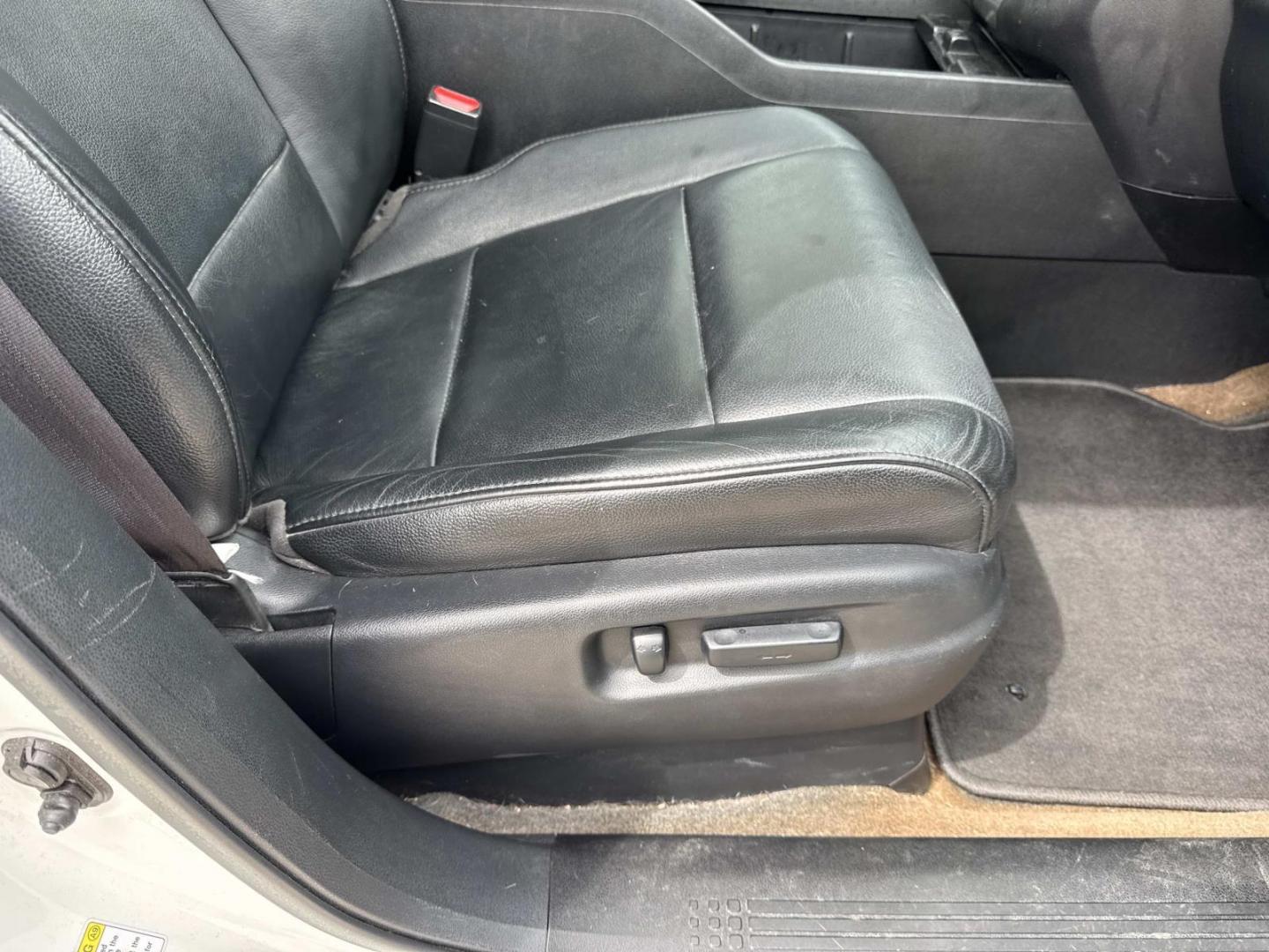 2013 White /Black Honda Pilot 2WD 4dr Touring w/RES and Navi (5FNYF3H94DB) , Automatic transmission, located at 6904 Johnston St., Lafayette, LA, 70503, (337) 988-1960, 30.143589, -92.100601 - Photo#12