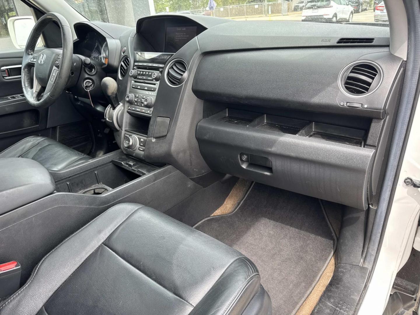 2013 White /Black Honda Pilot 2WD 4dr Touring w/RES and Navi (5FNYF3H94DB) , Automatic transmission, located at 6904 Johnston St., Lafayette, LA, 70503, (337) 988-1960, 30.143589, -92.100601 - Photo#13