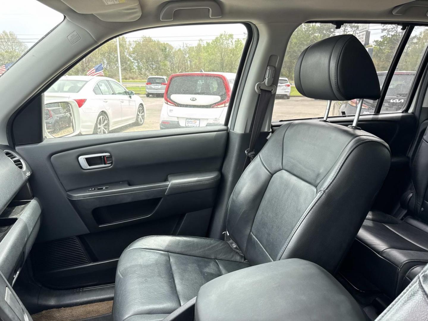 2013 White /Black Honda Pilot 2WD 4dr Touring w/RES and Navi (5FNYF3H94DB) , Automatic transmission, located at 6904 Johnston St., Lafayette, LA, 70503, (337) 988-1960, 30.143589, -92.100601 - Photo#16