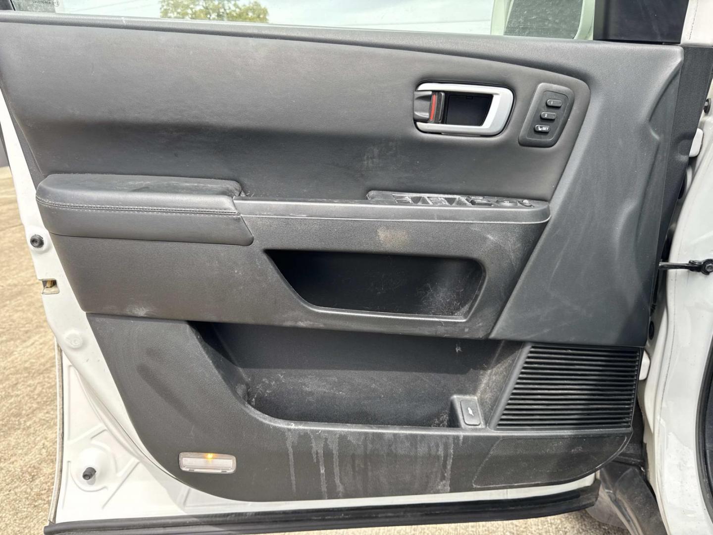 2013 White /Black Honda Pilot 2WD 4dr Touring w/RES and Navi (5FNYF3H94DB) , Automatic transmission, located at 6904 Johnston St., Lafayette, LA, 70503, (337) 988-1960, 30.143589, -92.100601 - Photo#19