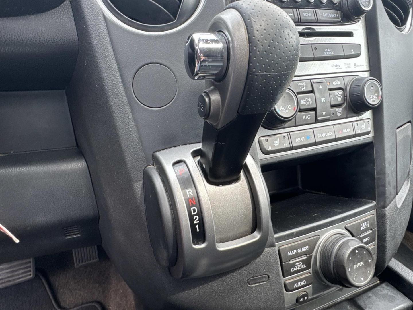 2013 White /Black Honda Pilot 2WD 4dr Touring w/RES and Navi (5FNYF3H94DB) , Automatic transmission, located at 6904 Johnston St., Lafayette, LA, 70503, (337) 988-1960, 30.143589, -92.100601 - Photo#26