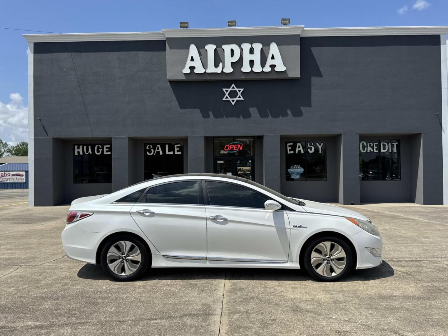 2015 White /Gray Hyundai Sonata Hybrid 4dr Sdn Limited (KMHEC4A4XFA) , Automatic transmission, located at 6904 Johnston St., Lafayette, LA, 70503, (337) 988-1960, 30.143589, -92.100601 - Photo#0