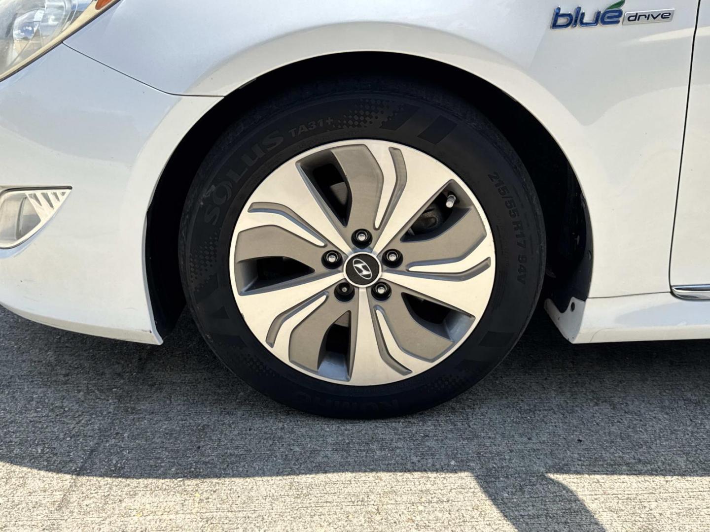 2015 White /Gray Hyundai Sonata Hybrid 4dr Sdn Limited (KMHEC4A4XFA) , Automatic transmission, located at 6904 Johnston St., Lafayette, LA, 70503, (337) 988-1960, 30.143589, -92.100601 - Photo#3