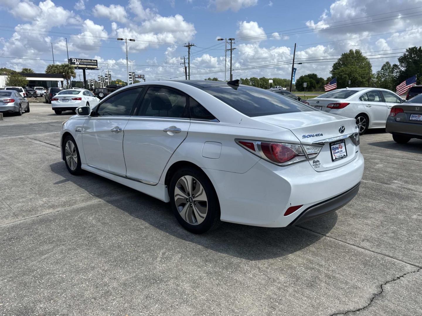 2015 White /Gray Hyundai Sonata Hybrid 4dr Sdn Limited (KMHEC4A4XFA) , Automatic transmission, located at 6904 Johnston St., Lafayette, LA, 70503, (337) 988-1960, 30.143589, -92.100601 - Photo#4