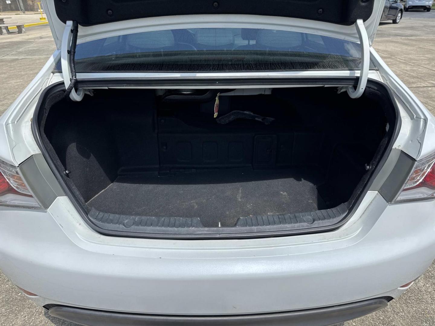 2015 White /Gray Hyundai Sonata Hybrid 4dr Sdn Limited (KMHEC4A4XFA) , Automatic transmission, located at 6904 Johnston St., Lafayette, LA, 70503, (337) 988-1960, 30.143589, -92.100601 - Photo#7