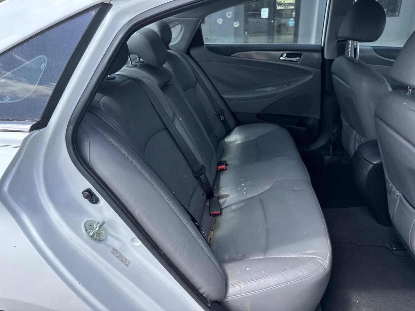 2015 White /Gray Hyundai Sonata Hybrid 4dr Sdn Limited (KMHEC4A4XFA) , Automatic transmission, located at 6904 Johnston St., Lafayette, LA, 70503, (337) 988-1960, 30.143589, -92.100601 - Photo#8