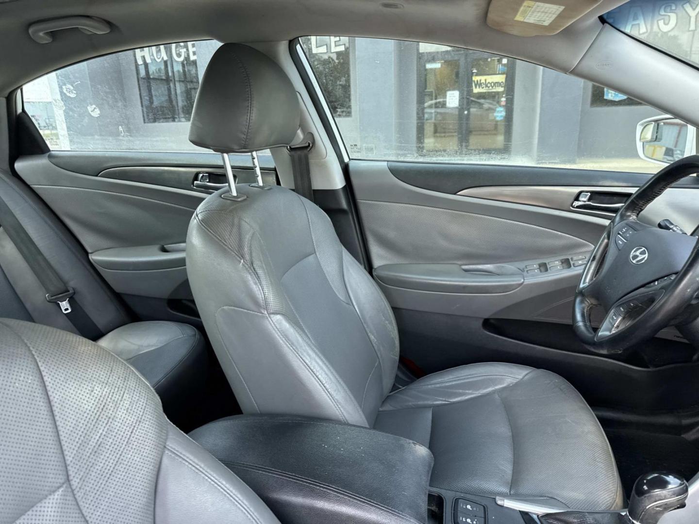 2015 White /Gray Hyundai Sonata Hybrid 4dr Sdn Limited (KMHEC4A4XFA) , Automatic transmission, located at 6904 Johnston St., Lafayette, LA, 70503, (337) 988-1960, 30.143589, -92.100601 - Photo#10