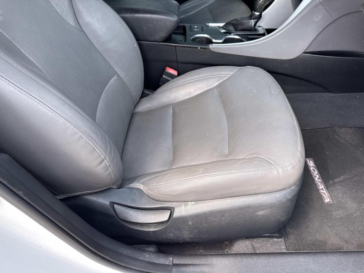 2015 White /Gray Hyundai Sonata Hybrid 4dr Sdn Limited (KMHEC4A4XFA) , Automatic transmission, located at 6904 Johnston St., Lafayette, LA, 70503, (337) 988-1960, 30.143589, -92.100601 - Photo#11